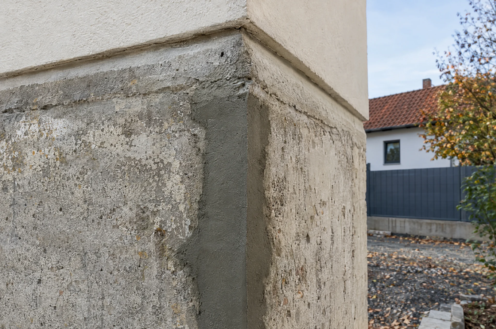 Frisch reprofilierte Kante einer Betonstütze mit Instandsetzungsmörtel