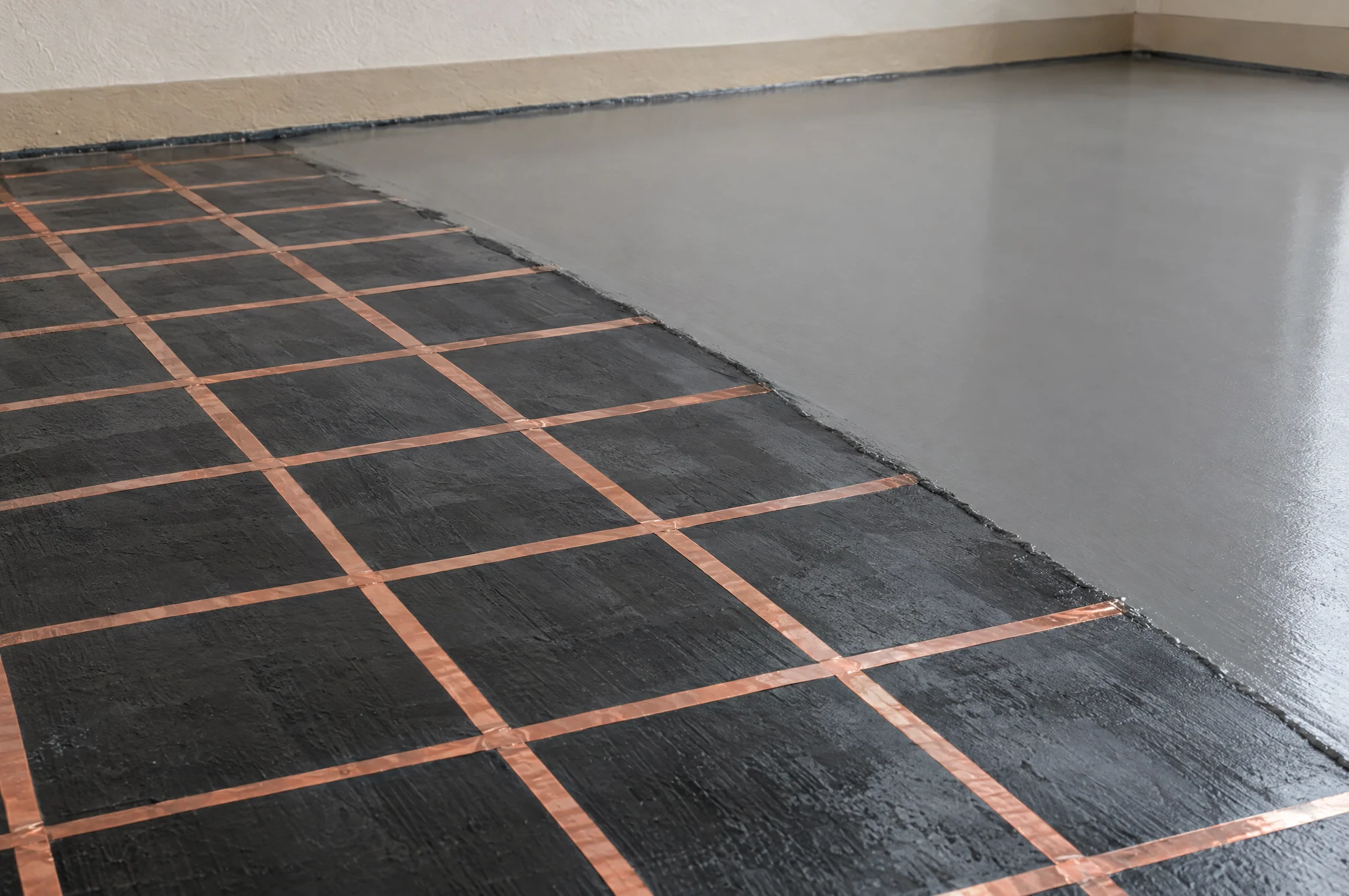 Ableitfähige Bodenbeschichtung im Aufbau mit Kupferbändern und Deckschicht