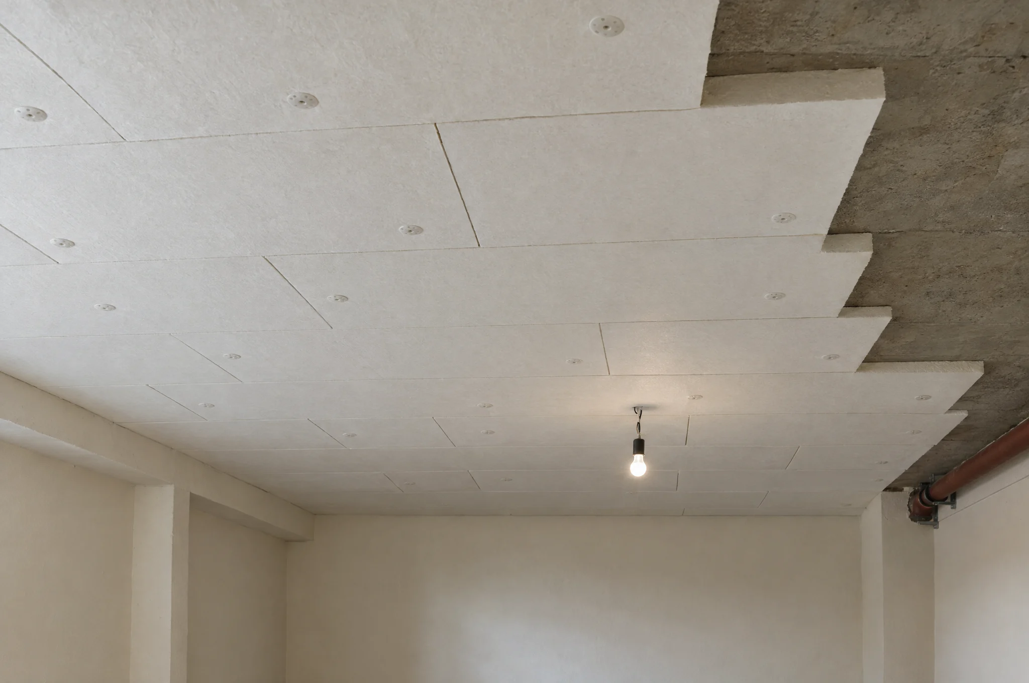 Gedämmte Kellerdecke mit weißen Dämmplatten