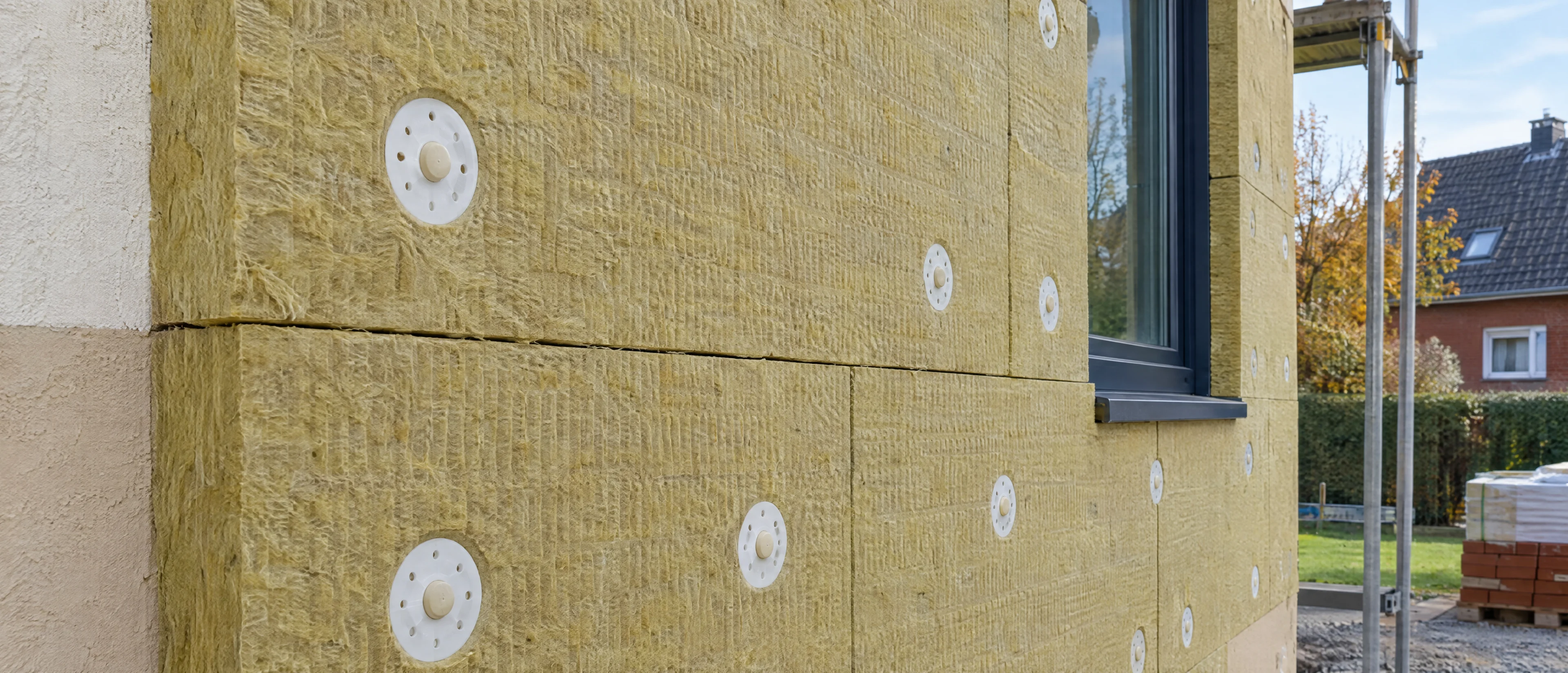 Fassade mit Mineralwolle-Dämmplatten und versenkten Tellerdübeln