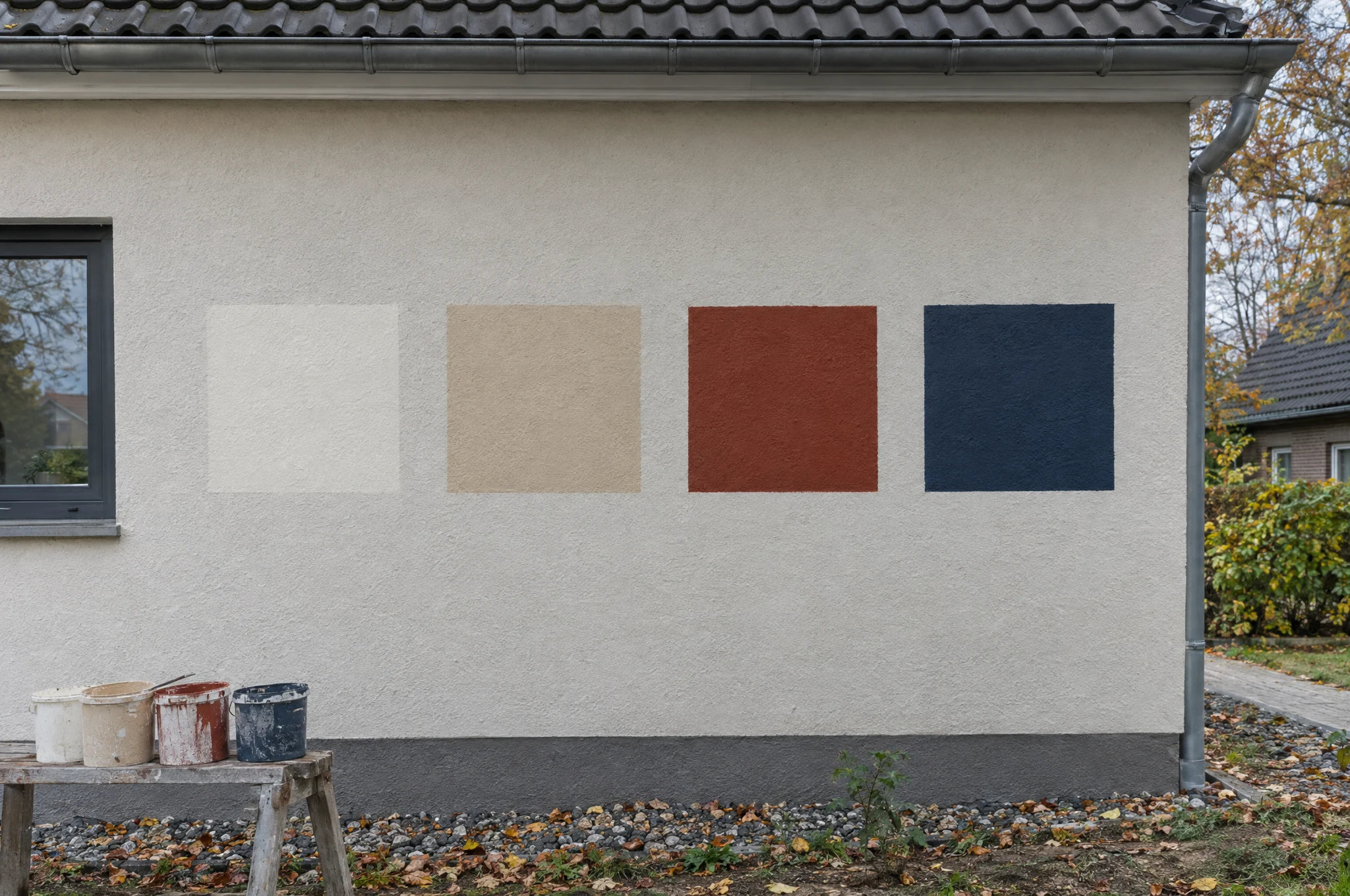 Gestrichene Farbmuster auf einer verputzten Hauswand