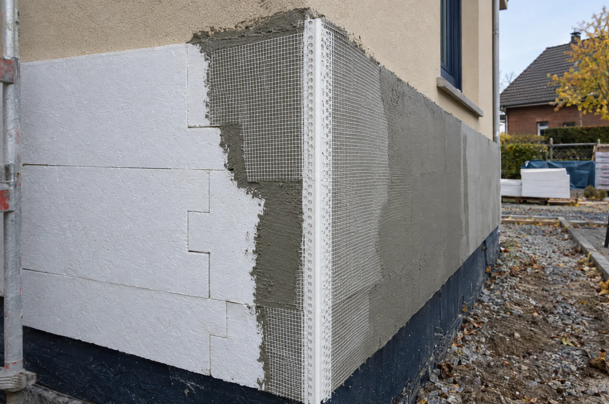 Hausecke mit Dämmplatten im Verzahnungsverband und Eckwinkel mit Gewebe