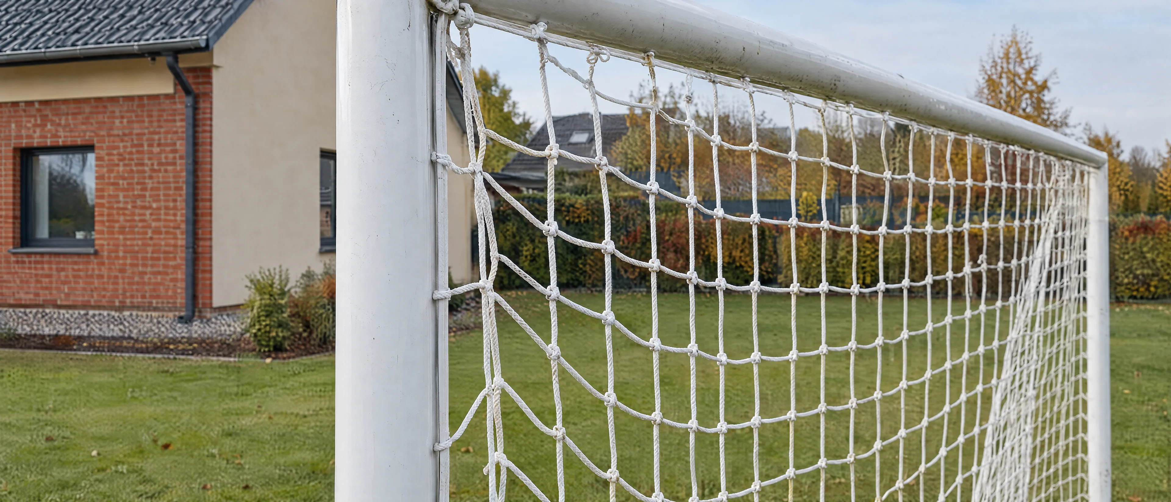Weißes Tornetz an einem Fußballtor