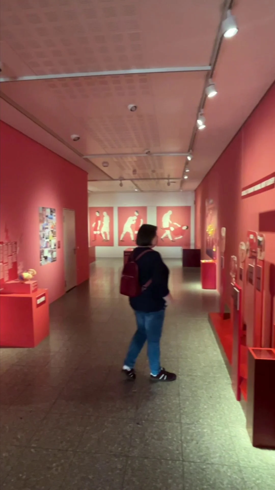 Rot gestrichener Ausstellungsraum im Gustav-Lübcke-Museum