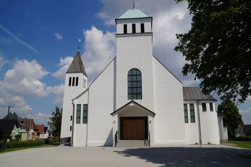 Weiß sanierte Fassade der Liboriuskirche mit Turm