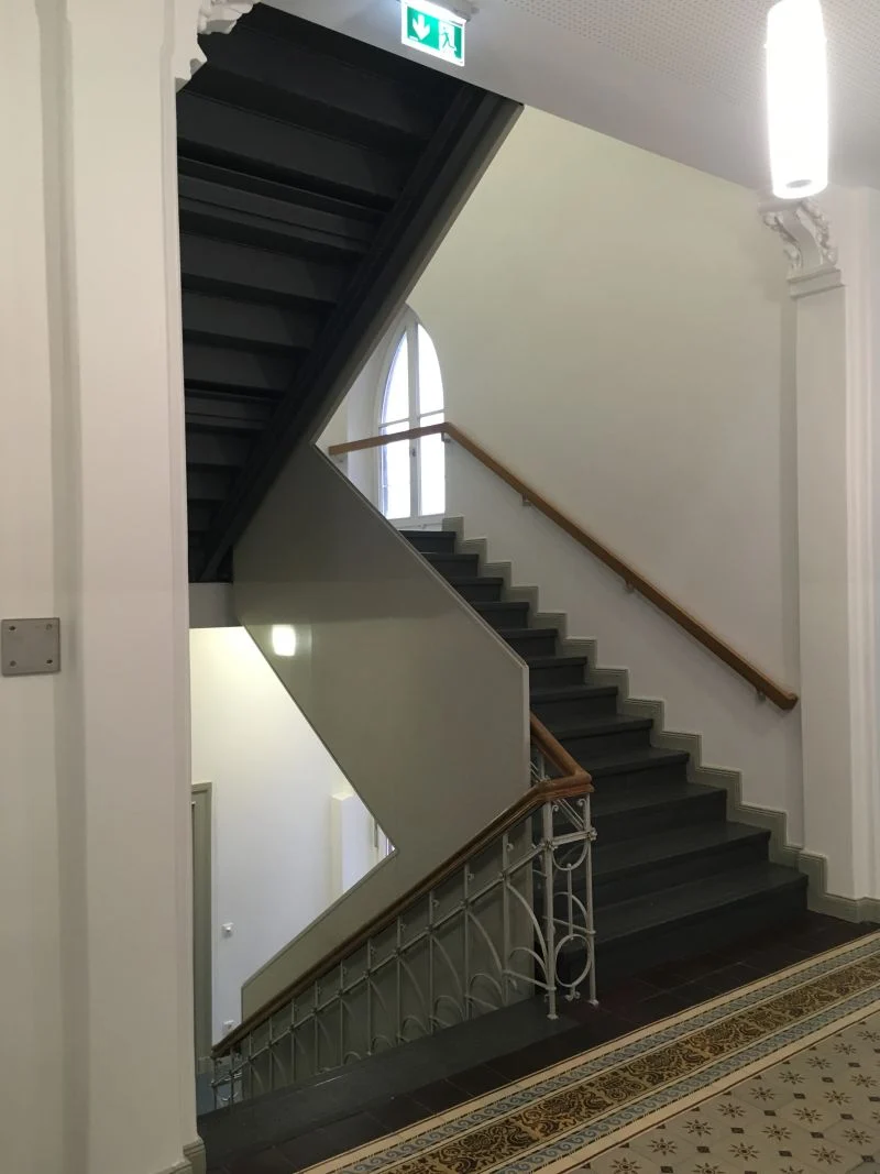 Frisch gestrichenes Treppenhaus im Gymnasium