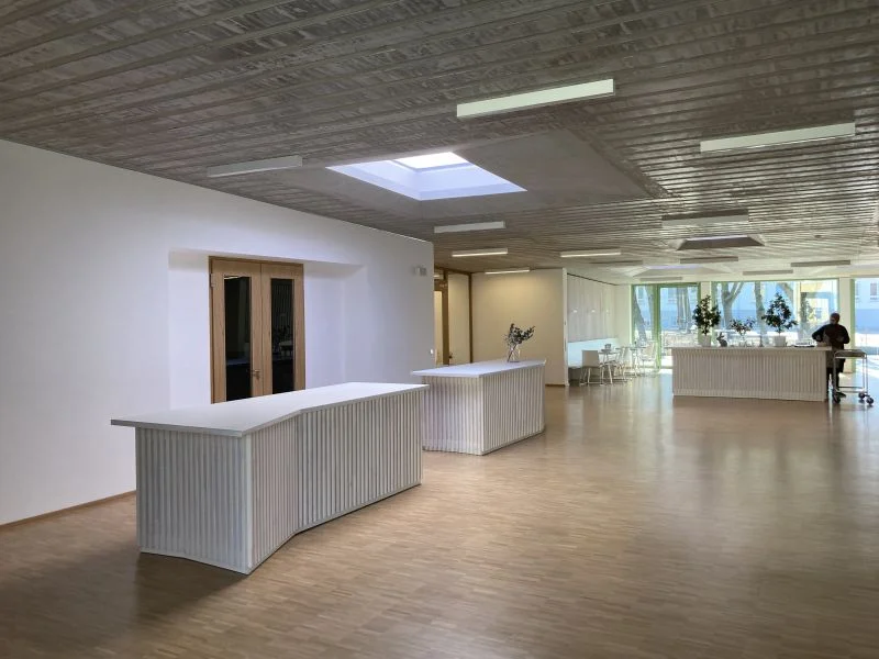 Heller Raum mit lasierter Betondecke