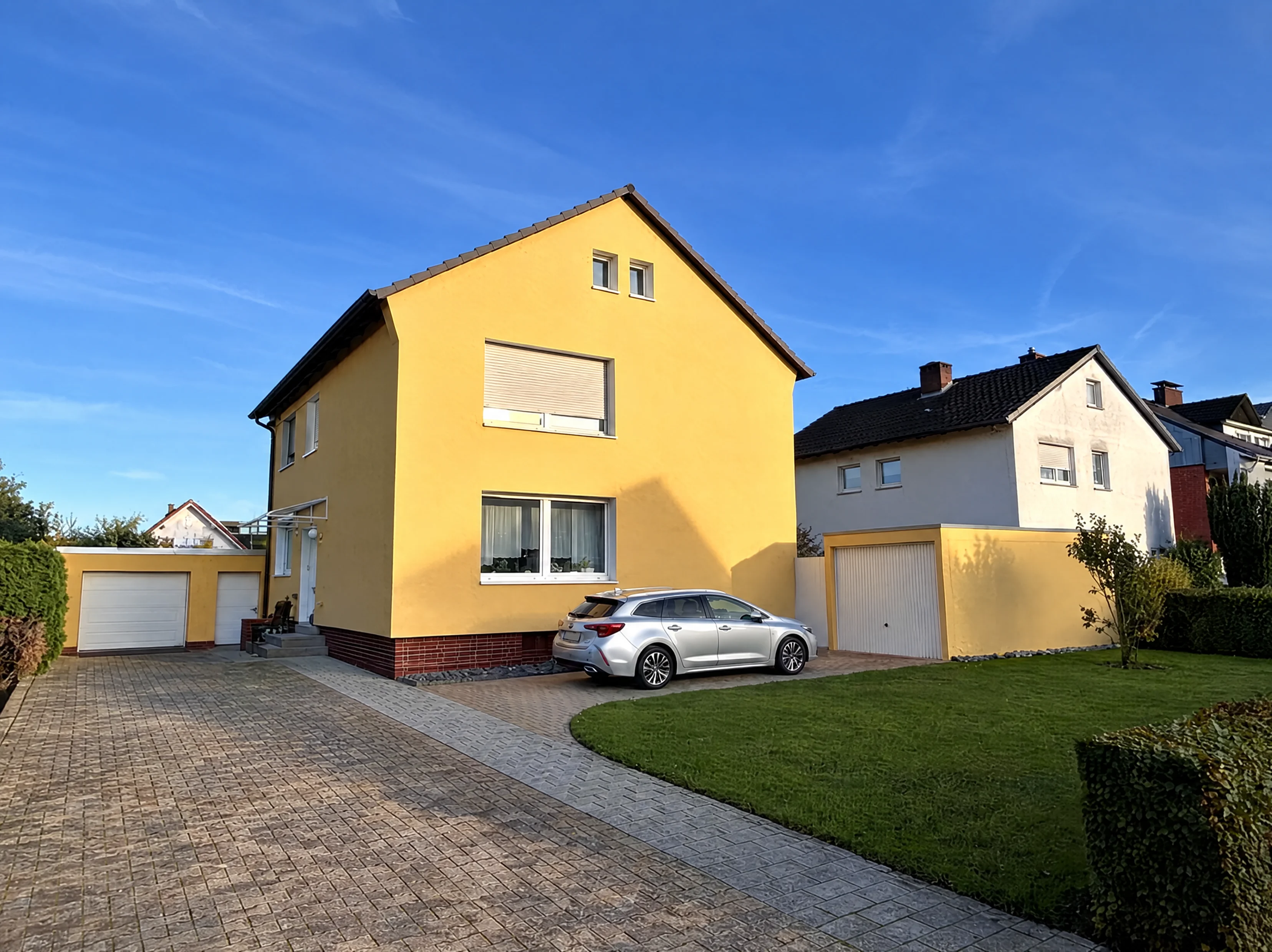 Einfamilienhaus am Caldenhofer Weg in Hamm mit frischem ockergelbem Anstrich