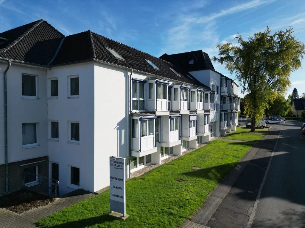 Frisch gestrichene Mehrfamilienhäuser in Weiß