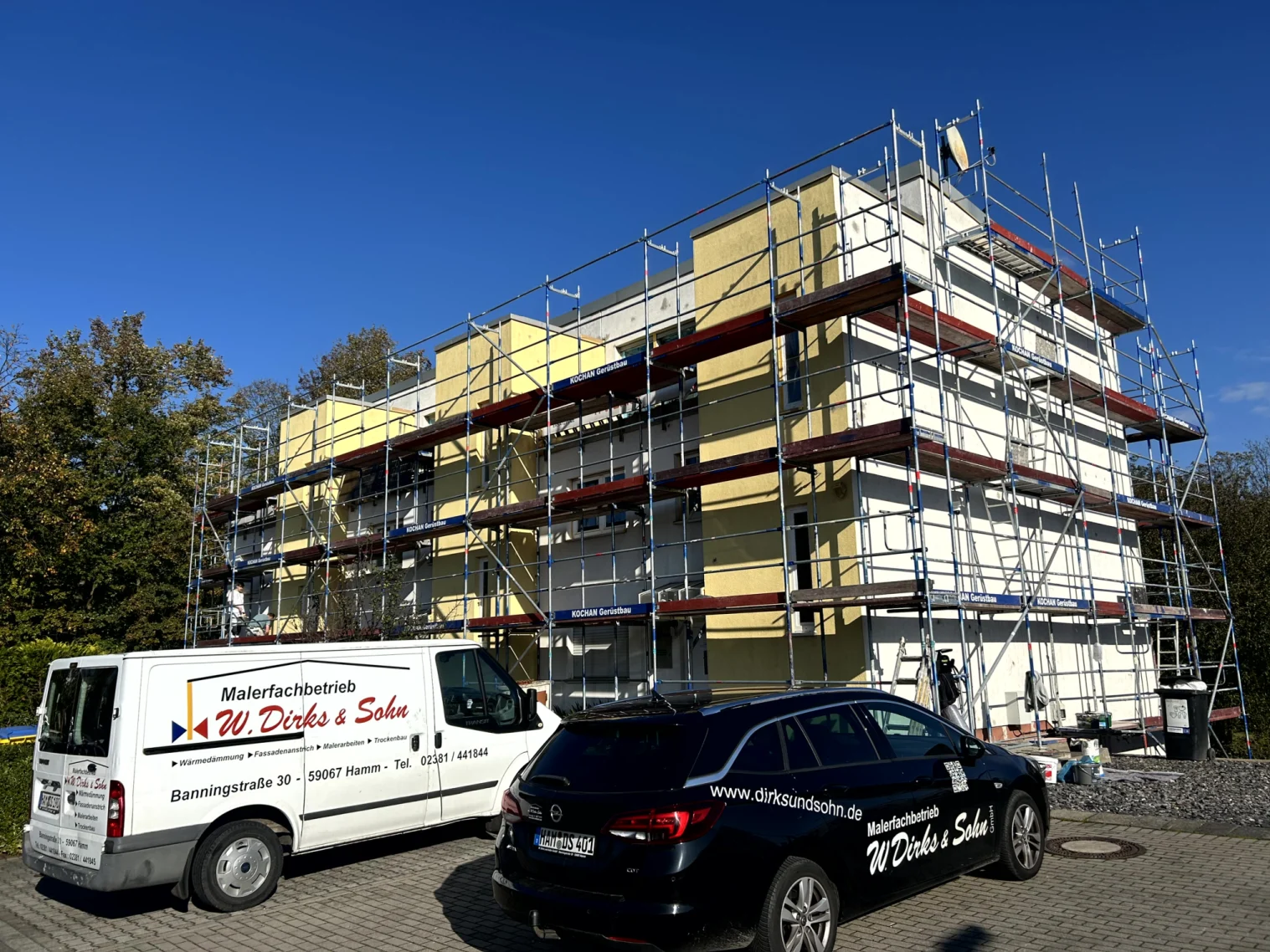 Gerüst an einem Mehrfamilienhaus, davor der Transporter von W. Dirks & Sohn